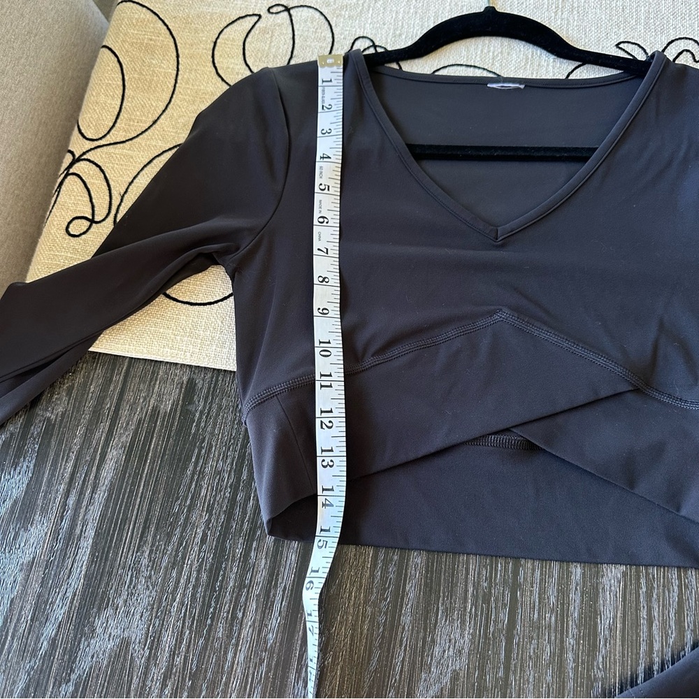 Gymshark Crossover Long Sleeve Work Out Crop Top in Black, Medium - Picture 8 of 10